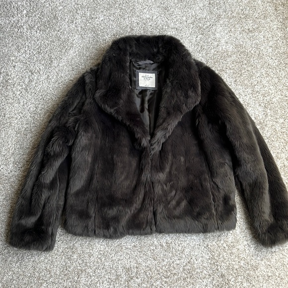 Abercrombie & Fitch Jackets & Blazers - Abercrombie and Fitch women’s faux fur coat. Size Large.